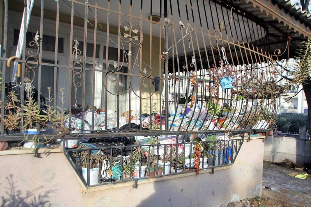 Bütün apartman 10 yıldır çöp kokusuyla yaşıyordu: İki kamyonla anca taşındı! Mide bulandıran görüntüler 1